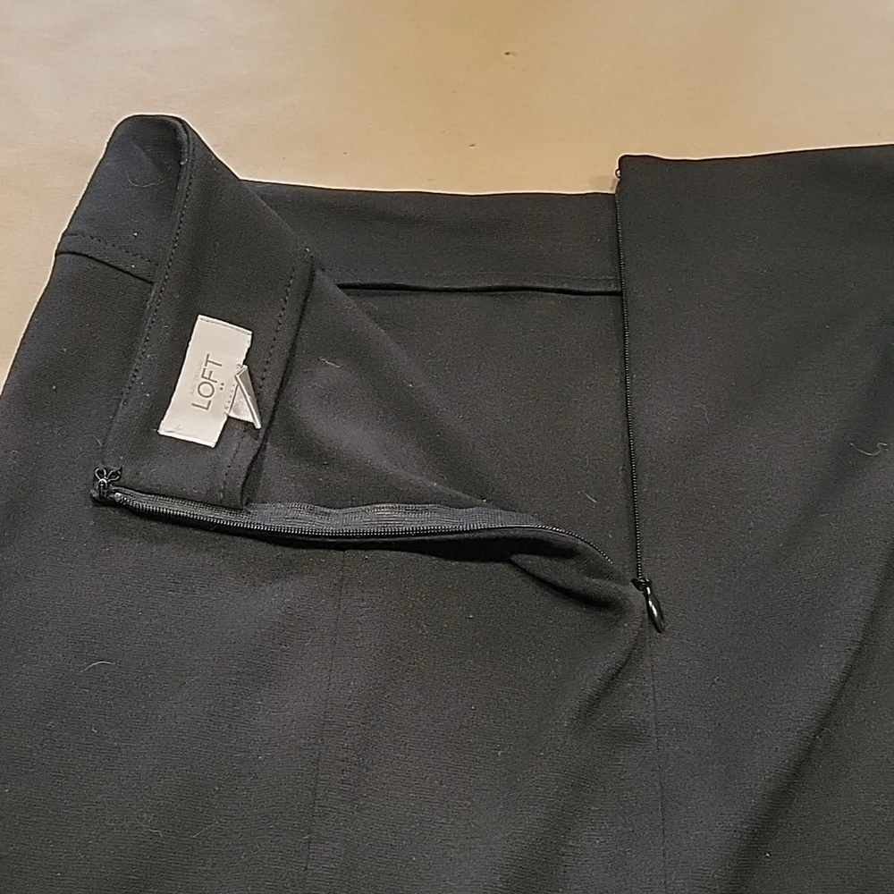 LOFT Size 2 Black Pencil Skirt, Back Zipper Closure, Excellent Used Condition
